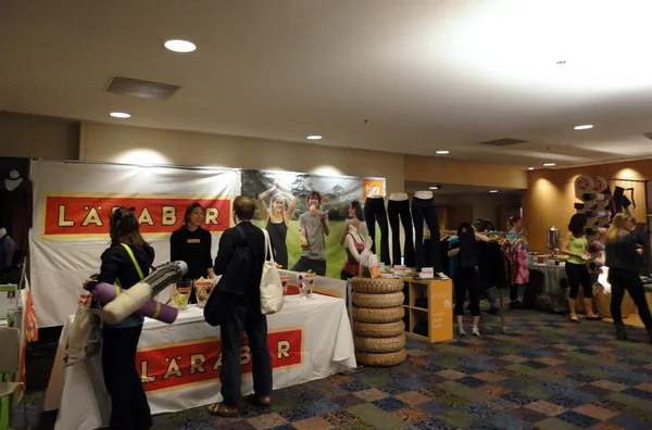 Larabar prodejní stánek na konferenci jógy deníku — Stock fotografie
