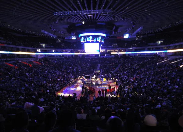 El espectáculo de luces continúa durante la introducción de Golden State Warriors al juego — Foto de Stock