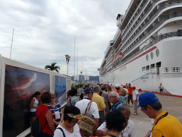 Lining up to take a Cruiseship tour — Stock Photo, Image