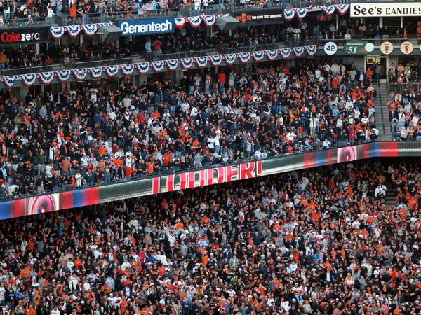 La multitud de gigantes dijo: "¡Más fuerte!" para ayudar a animar al equipo —  Fotos de Stock