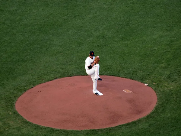 Géants Madison Bumgarner soulève la jambe pour lancer le terrain — Photo