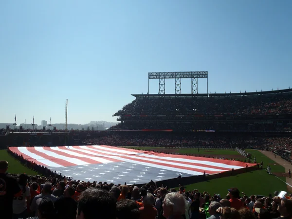 Grote vlag van de Verenigde Staten gehouden over het outfield door een lijn van dur — Stockfoto