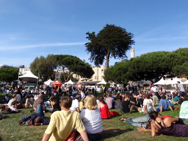 Sitting around watching the North Beach Festival Concert — Stock Photo, Image