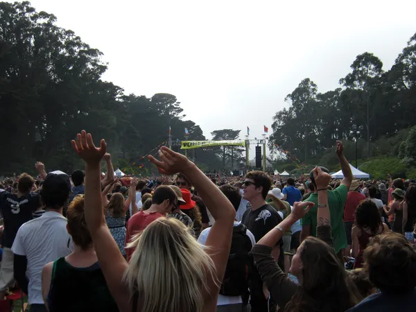 Levantar e acenar as mãos no ar como Michael Franti e Spe — Fotografia de Stock