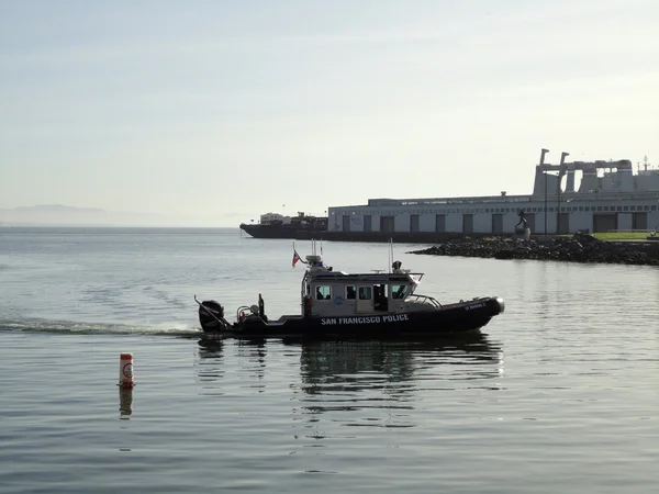 San francisco polisen båt kryssning men mccovey cove — Stockfoto