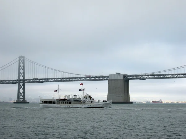 USS Potomac sails towards the Bay Bridge on a foggy day — Stock Photo, Image