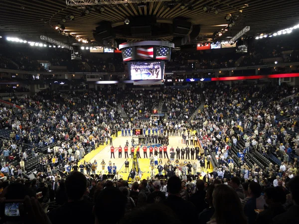 Basketball Players and Oakland fans stand with hats removed duri — Stock Photo, Image