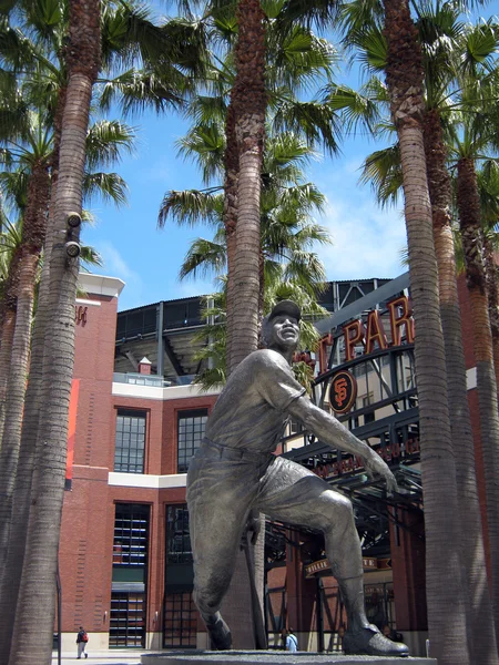 Willie Mays staty vid At&T Park — Stockfoto