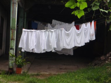 Beyaz ve renkli elbise satırlar halinde clothesline asmak