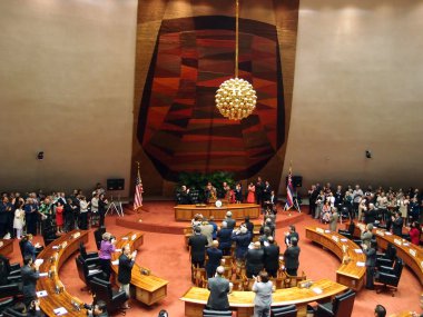 Senatör daniel akaka ayakta alkışlayarak dinleyicilerin alır.