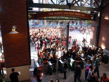 Kalabalık At&T Park girme