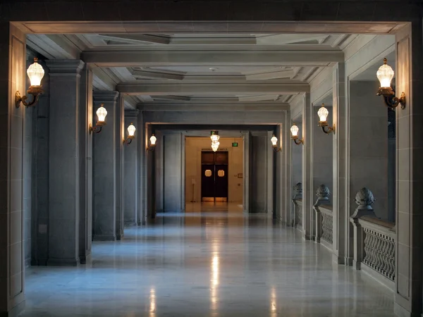 Lang, tom korridor i San Francisco rådhus – stockfoto