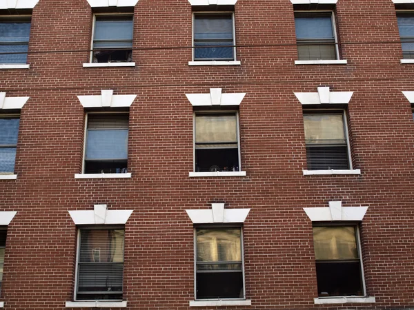 Rode bakstenen gebouw met rijen van windows — Stockfoto