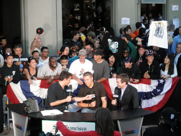 Sportscasters entrevista a Hockey Player frente a multitud de fans — Foto de Stock