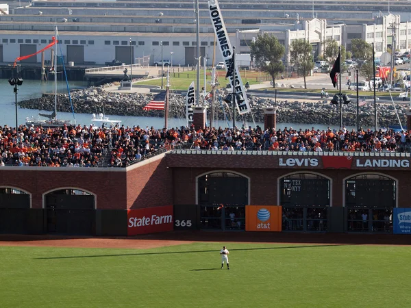 Giants Right Fielder si trova in posizione con tribuna imballata sec — Foto Stock