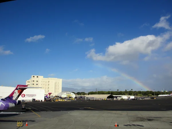 Rainbow sobre Hawaiian Airlines seção do Honolulu Internati — Fotografia de Stock