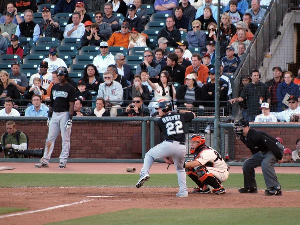 Marlins Donnie Murphy levanta pierna en anticipación de pitc entrante —  Fotos de Stock