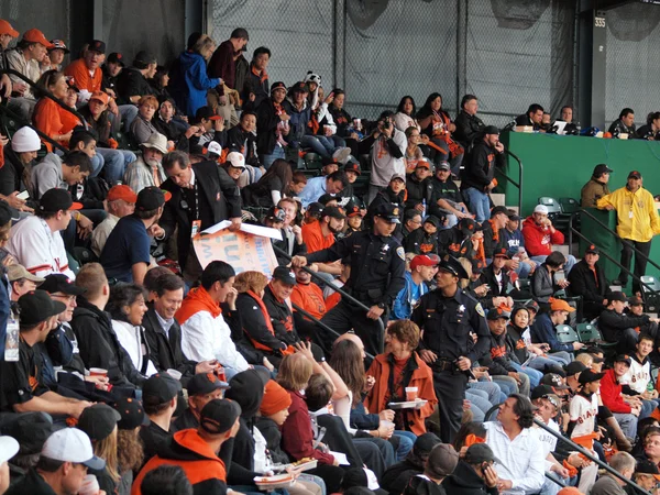 La sécurité du personnel et les agents de la SFPD prennent les fans signe de foule — Photo