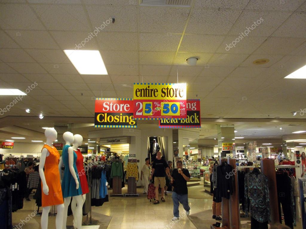 Wonder around Macy Store Closing sale — Stock Editorial Photo