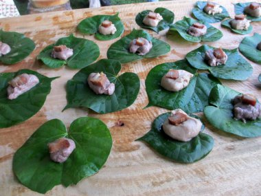 POI taro üzerinde marin bir dilim üzerinde ahşap bir masa ile üst yapraklar.