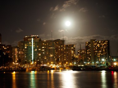 waikiki otel ve Yat Limanı üzerinden tam büyük ay asılı