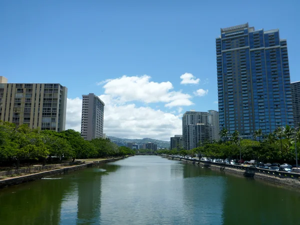 Ala Wai Canal em Waikiki cercado por edifícios altos e árvores — Fotografia de Stock