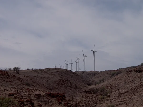 I moderni mulini a vento girano sulle colline di Maui — Foto Stock