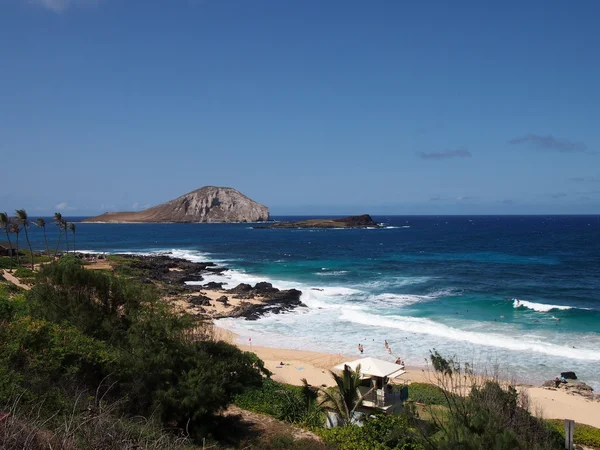 Makapuu beach with good waves, and Rabbit and Rock Island in the — Stock Photo, Image