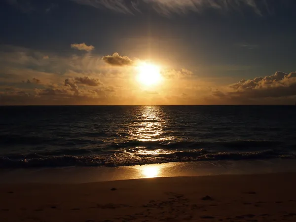 Nascer do sol na praia de Waimanalo — Fotografia de Stock