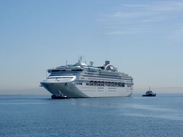 Princess Cruiseship being pulled by tugboats for repairs in San — Stock Photo, Image