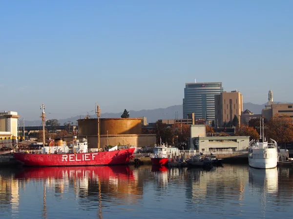 Barca di soccorso e presidenti Yacht sedersi nel porto di Oakland — Foto Stock
