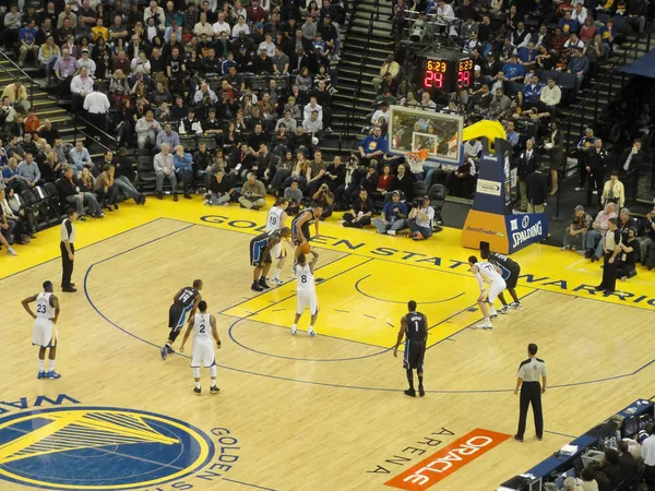 Guerreros Stephen Curry toma tiro libre disparar — Foto de Stock