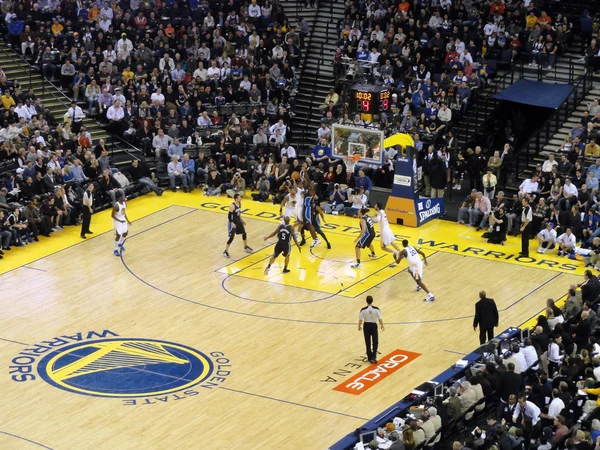 Golden State Warriors Jugador trata de disparar un lay-up mientras Orlan — Foto de Stock