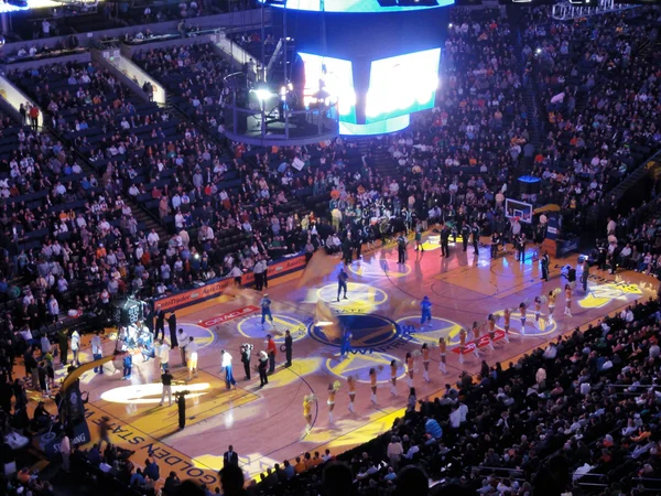 Light show goes on during Golden State Warriors intro to game as — Stock Photo, Image