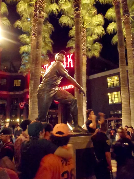 Em torno da estátua de Willie Mays para celebrar a vitória dos Giants — Fotografia de Stock