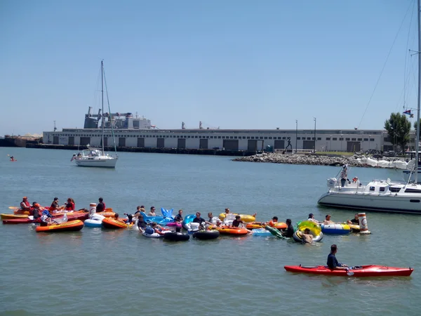 Barcos, caiaques e dispositivos de flutuação esperam em McCovey — Fotografia de Stock