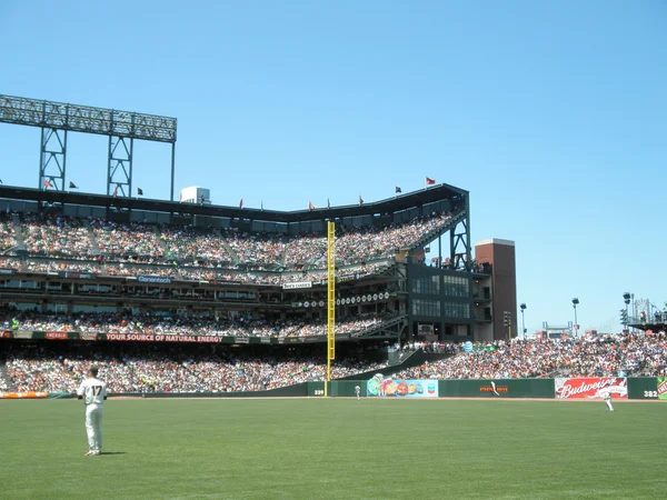 Gigantes Aubrey Huff como outros gigantes no campo externo entre pl — Fotografia de Stock