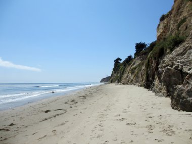 yanındaki uzun boylu cliff santa Barbara, Kaliforniya sahilde dalgaların lap
