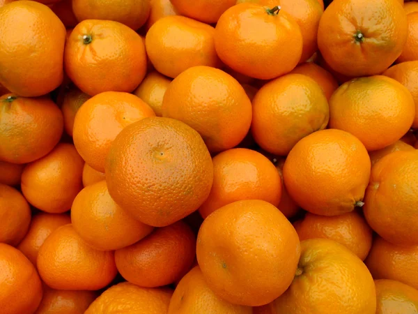 Mandarinas para la venta en el mercado de agricultores — Foto de Stock