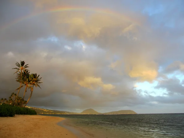 Rainbow over kahala strand — Stockfoto