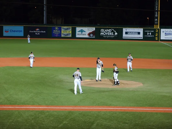 Wichita state tränare och spelare gå till mound ha möte wi — Stockfoto