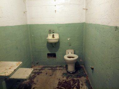 Tuvalet ve lavabo Alcatraz hapishane hücresinde