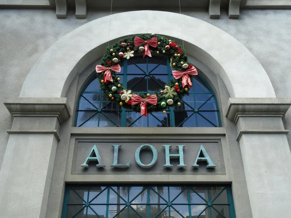 La Parola Aloha e la Ghirlanda di Natale sul lato della Torre di Aloha — Foto Stock