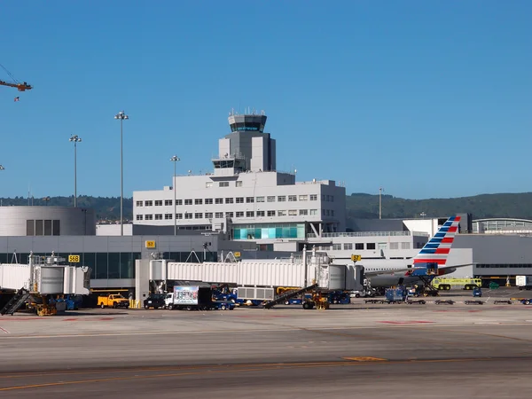 Torre de Control del Tráfico Aéreo en el aeropuerto SFO con avión a puerta — Foto de Stock