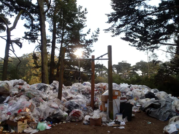 Piles de poubelle autour des barres de traction dans Golden Gate Park — Photo