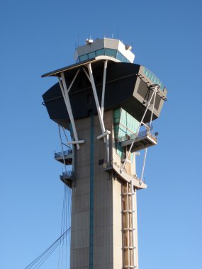Pier en ladingresiduen boot zit in de haven van oakland