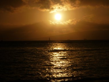 Waikiki suları üzerinden günbatımı