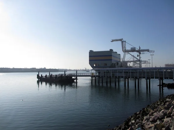 Anlegestelle und Frachtschiff im Hafen von Eichenholz — Stockfoto