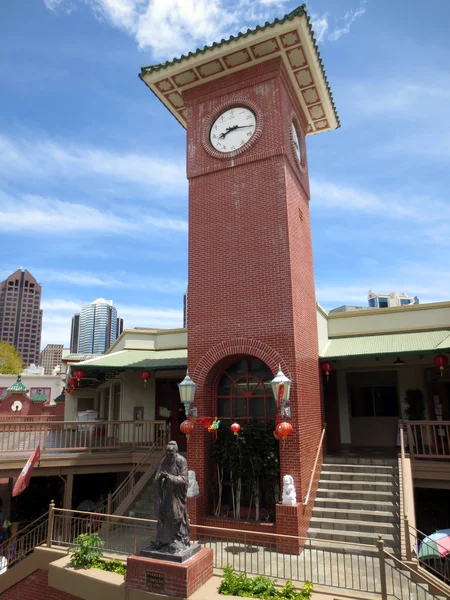 Histórica estatua de Confucio debajo de la torre del reloj chino en Maunakea — Foto de Stock