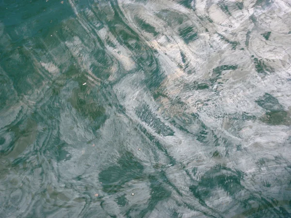 光溜溜的油绿松石水 — 图库照片